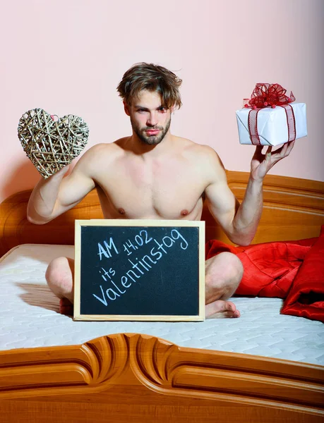 Ernster bärtiger Macho sexy Mann — Stockfoto