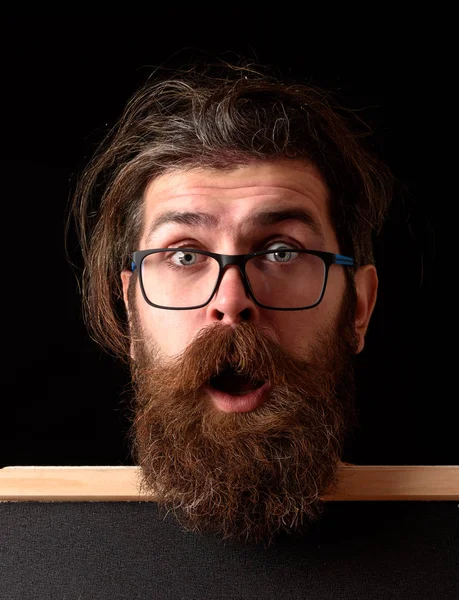 Överraskad hipster i glasögon — Stockfoto