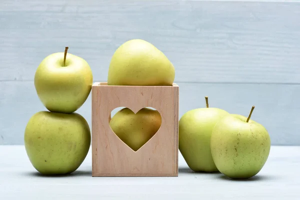 Jablka s valentine dárek box — Stock fotografie