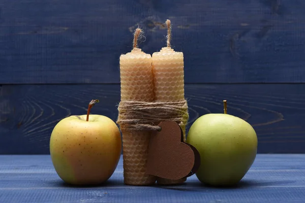 Decorazione di San Valentino con mele e candele — Foto Stock