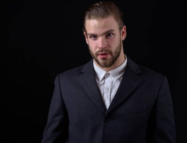 Siyah takım elbiseli bir iş adamı.