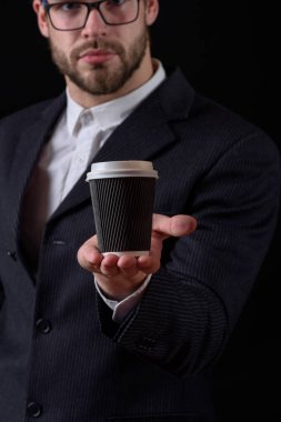 Sıcak kahve fincanı elinde.