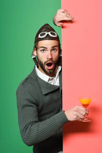 Bearded pilot with cocktail in glass — Stock Photo, Image