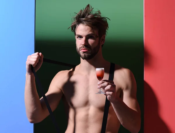 Schöner muskulöser Mann mit Cocktail — Stockfoto