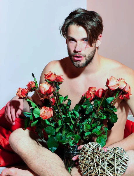 Macho barbudo con rosas — Foto de Stock