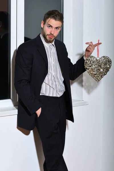 バレンタインハートで髭を生やしたビジネスマン — ストック写真