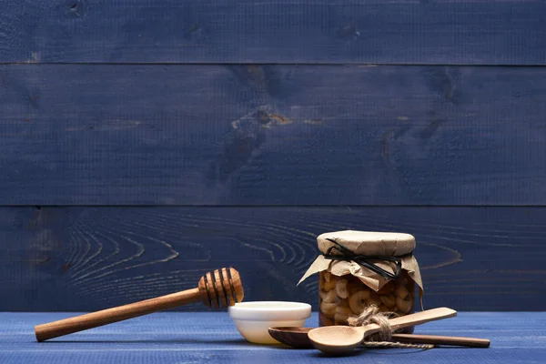 Uppsättning av nötter, honung med pinne — Stockfoto