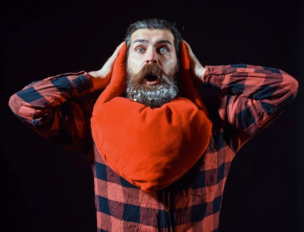 Homem barbudo com travesseiro de coração — Fotografia de Stock