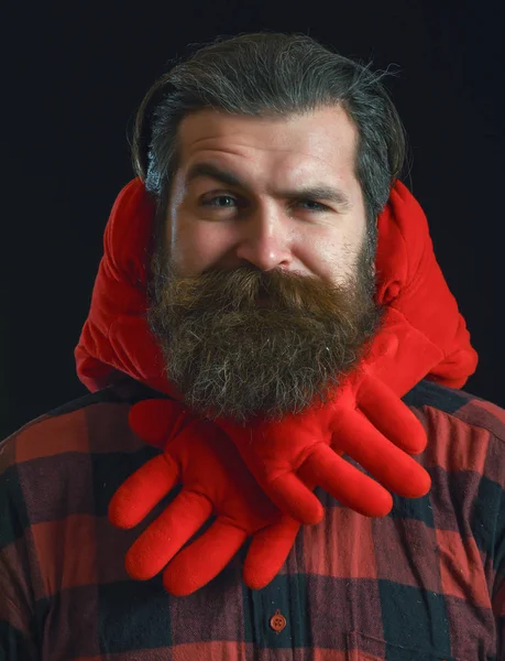 Skäggig man med röda dekorerade händer — Stockfoto