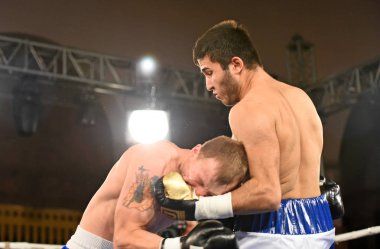 Kimliği belirsiz bir boksörler sıralaması için kavga sırasında halka