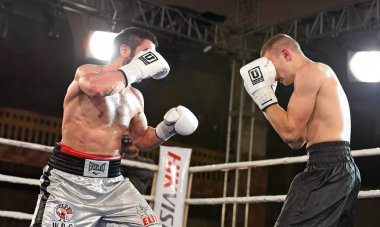 Kimliği belirsiz bir boksörler sıralaması için kavga sırasında halka