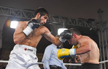 Kimliği belirsiz bir boksörler sıralaması için kavga sırasında halka