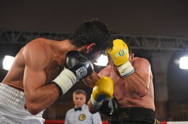 Kimliği belirsiz bir boksörler sıralaması için kavga sırasında halka