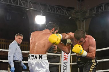 Kimliği belirsiz bir boksörler sıralaması için kavga sırasında halka