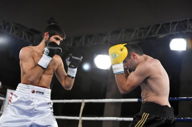 Kimliği belirsiz bir boksörler poin sıralaması için kavga sırasında halka