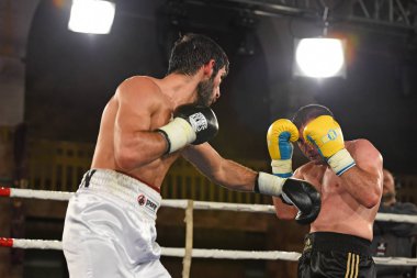 Kimliği belirsiz bir boksörler poin sıralaması için kavga sırasında halka