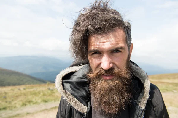 Viaggiatore hipster uomo con barba e baffi ritratto sulla montagna — Foto Stock