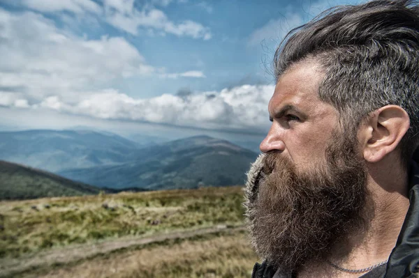 Homem hipster viajante com barba e bigode retrato na montanha — Fotografia de Stock