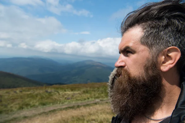 Man hipster resenären med skägg och mustasch porträtt på berget — Stockfoto