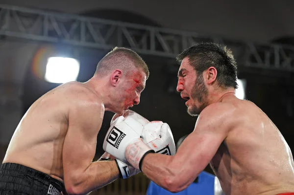 Un boxeur non identifié dans le ring pendant la lutte pour le classement des points — Photo