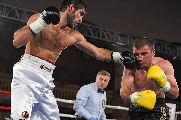 An unidentified boxers in the ring during fight for ranking points — Stock Photo, Image