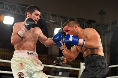 Kimliği belirsiz bir boksörler poin sıralaması için kavga sırasında halka