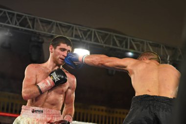 Kimliği belirsiz bir boksörler poin sıralaması için kavga sırasında halka