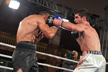 Kimliği belirsiz bir boksörler poin sıralaması için kavga sırasında halka