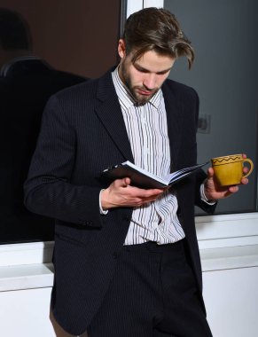 Not defteriyle sakallı iş adamı