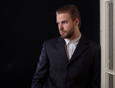 Siyah takım elbiseli bir iş adamı.