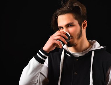 Beyzbol ceketli sakallı adam.