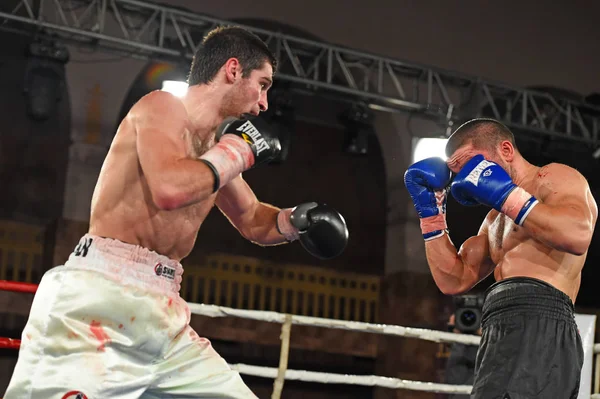 Egy azonosítatlan bokszolók a ringben, harcot a ranglista pontok — Stock Fotó