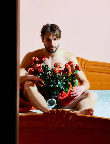 Bearded macho man with roses — Stock Photo, Image