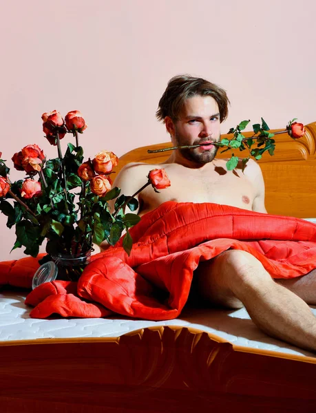 Bearded macho man with roses — Stock Photo, Image