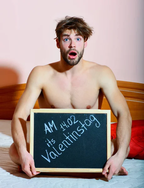 Bärtiger Macho überrascht sexy Mann — Stockfoto