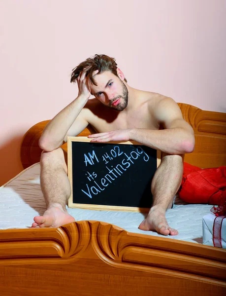 Ernster bärtiger Macho sexy Mann — Stockfoto