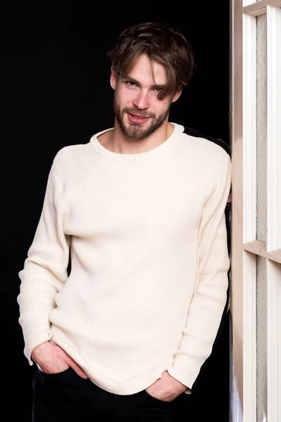 Jóképű szakállas fickó pulóverben. — Stock Fotó