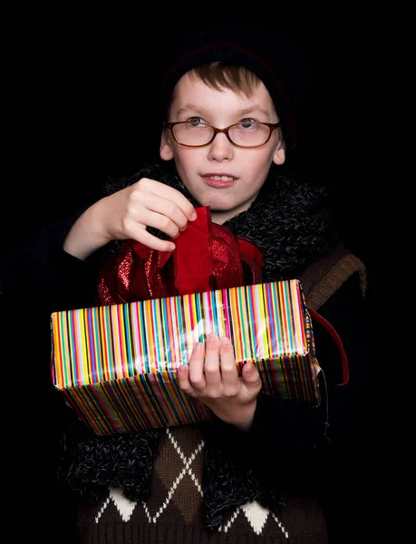 Garçon geek avec boîte cadeau — Photo