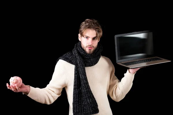 Laptop ve para kutusu olan sakallı adam. — Stok fotoğraf