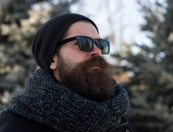 El hombre barbudo en el día de invierno —  Fotos de Stock