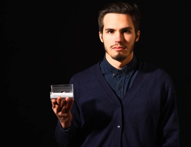 Gerçekten yakışıklı sakallı bir adam.