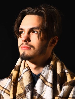 Ekoseli sakallı adam.