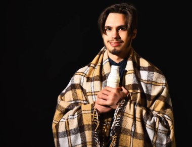 Gülümseyen sakallı adam.