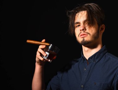 Viskili ciddi sakallı adam.