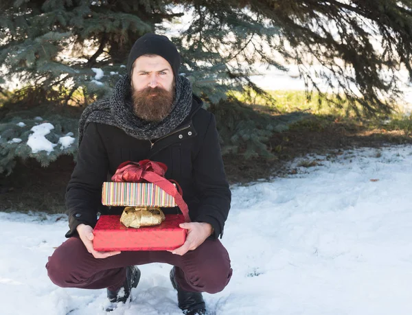 Hombre feliz con cajas de regalo —  Fotos de Stock