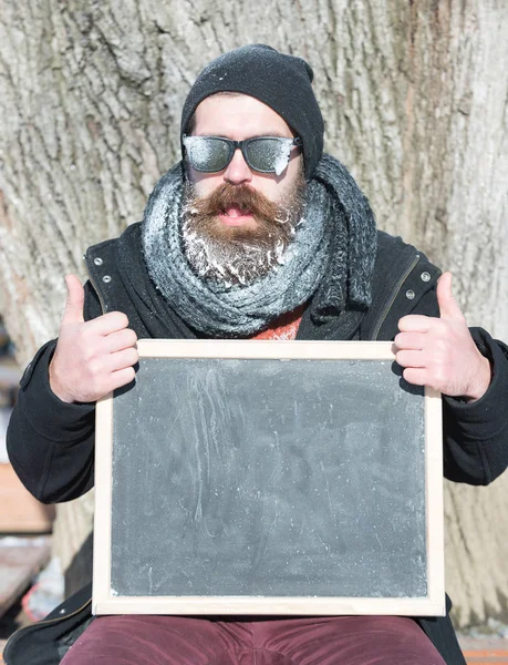 Inverno barbudo homem com bordo — Fotografia de Stock