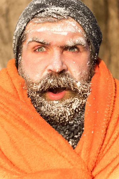 Заморожений чоловік в помаранчевій ковдрі — стокове фото