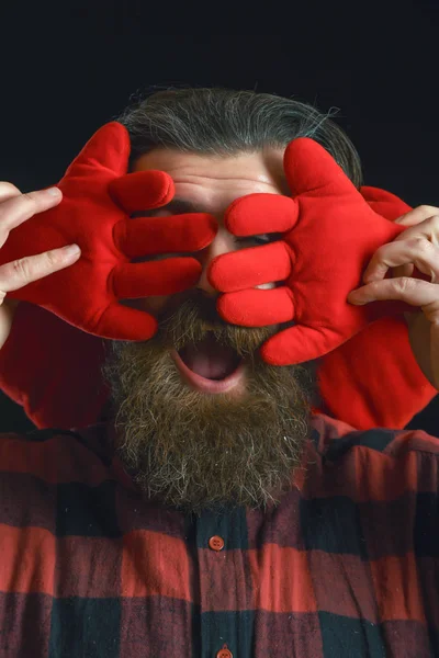 Szakállas férfi piros díszített kezek — Stock Fotó