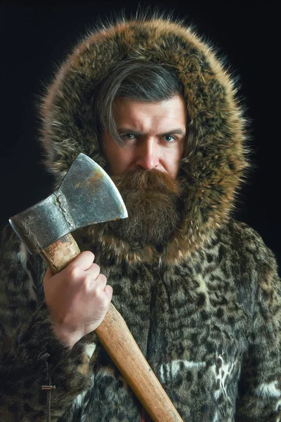 斧を持った毛皮の髭を生やした男 — ストック写真