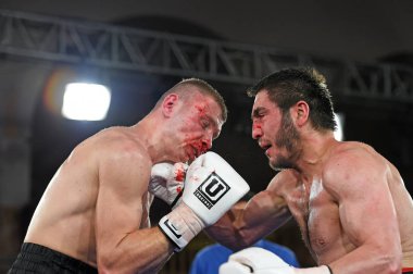 Kimliği belirsiz bir boksörler poin sıralaması için kavga sırasında halka